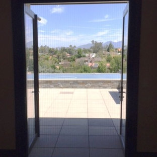 オレンジカウンティのオーダーメイドビーチスタイルのおしゃれな裏庭プール (デッキ材舗装) の写真