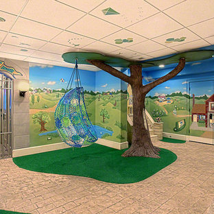 Imagen de sótano en el subsuelo ecléctico, grande, sin chimenea, con paredes multicolor