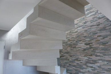 béton ciré couleur Voile sur un escalier béton design à crémaillère balancé