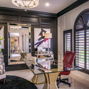 Exempel på ett klassiskt hemmabibliotek, med svarta väggar och marmorgolv