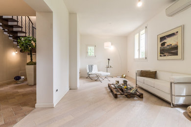 Design ideas for a contemporary living room in Bologna.