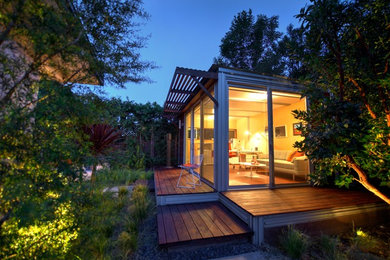 Example of a small minimalist one-story exterior home design in Los Angeles