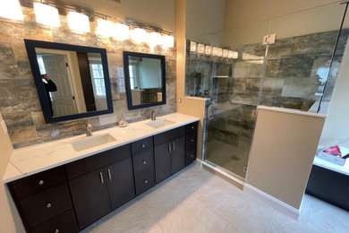 Example of a minimalist bathroom design in Other