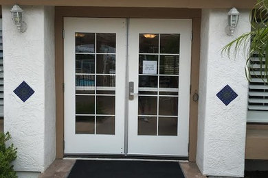 Example of a classic entryway design in Orange County