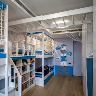 Esempio di una cameretta per bambini da 4 a 10 anni minimalista di medie dimensioni con pareti blu, parquet chiaro, pavimento beige, soffitto a cassettoni e pannellatura