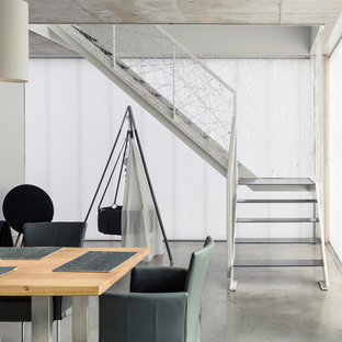 ドレスデンの中サイズのモダンスタイルのLDKの画像 (コンクリートの床、グレーの床)