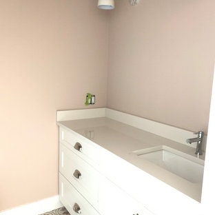 Foto de cuarto de baño infantil, actual, de tamaño medio, con armarios estilo shaker, puertas de armario blancas, bañera empotrada, combinación de ducha y bañera, sanitario de una pieza, baldosas y/o azulejos blancos, baldosas y/o azulejos de cerámica, paredes rosas, suelo de baldosas de cerámica, lavabo bajoencimera, encimera de cuarzo compacto, suelo rosa, ducha con cortina y encimeras blancas
