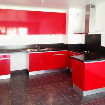 Cuisine rouge brillant