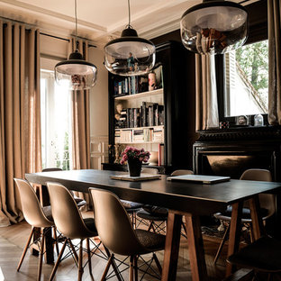 Идея дизайна: гостиная-столовая среднего размера в современном стиле с темным паркетным полом, стандартным камином и черными стенами