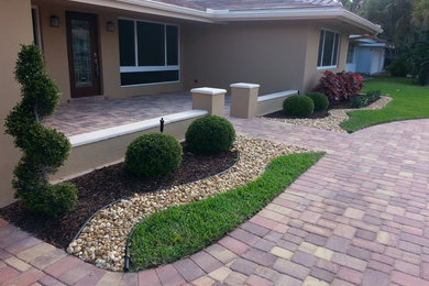 Photo of a contemporary landscaping in Miami.