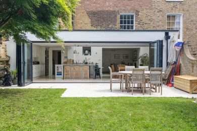 Photo of a contemporary patio in London.