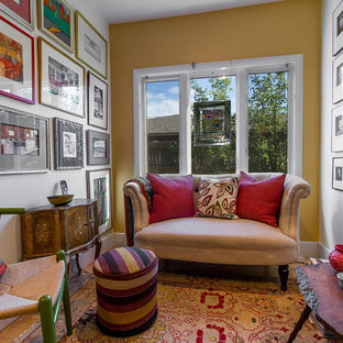 Idee per un piccolo soggiorno bohémian aperto con pareti gialle e parquet chiaro