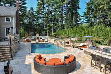 Modelo de piscina con fuente clásica renovada extra grande en patio trasero con adoquines de piedra natural