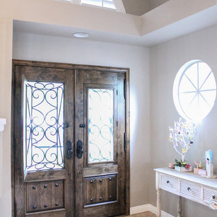 Пример оригинального дизайна интерьера: входная дверь среднего размера в стиле шебби-шик с серыми стенами, полом из травертина, одностворчатой входной дверью и входной дверью из темного дерева