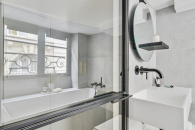 Réalisation d'une salle de bain design.