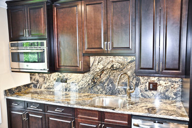 Kitchen - traditional kitchen idea in Chicago