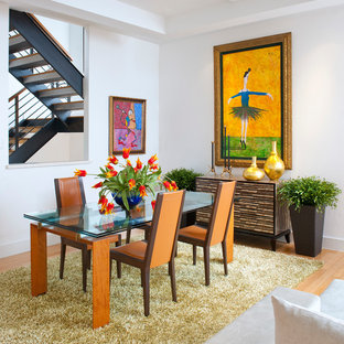 ダラスの中サイズのコンテンポラリースタイルのLDKの画像 (白い壁、淡色無垢フローリング)