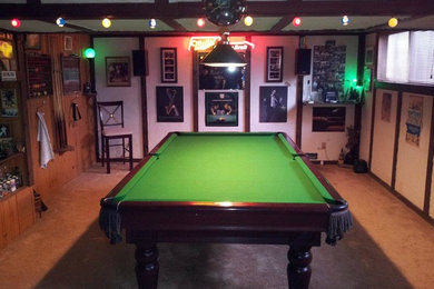 Basement - traditional basement idea in Toronto