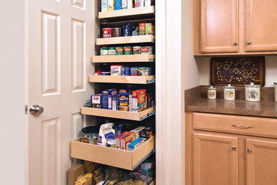 Kitchen - traditional kitchen idea in Columbus