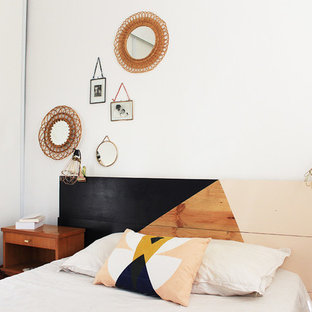 Ejemplo de dormitorio principal, ecléctico, sin chimenea, con paredes blancas y suelo de madera clara