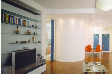 Immagine di un grande soggiorno contemporaneo aperto con pareti bianche, pavimento in legno massello medio e parete attrezzata