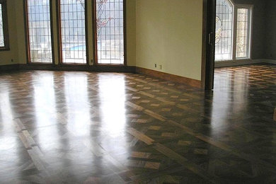 Foto de sala de estar tradicional grande con paredes beige y suelo de madera oscura