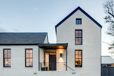 Diseño de fachada de casa blanca y gris contemporánea de dos plantas con revestimiento de ladrillo, tejado a dos aguas y tejado de teja de madera