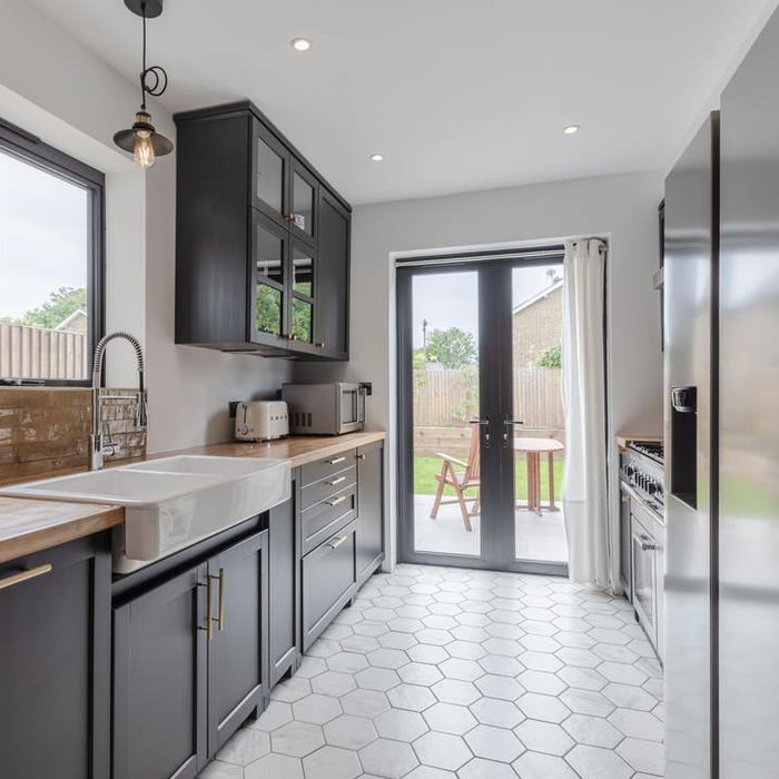 Example of a trendy kitchen design in London