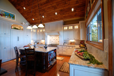 Example of a classic kitchen design in Charlotte