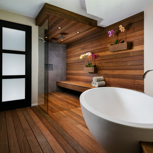 Badezimmer mit dunklem Holzboden und Waschtisch aus Holz Ideen, Design