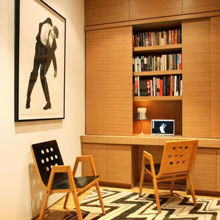 ニューヨークのモダンスタイルのおしゃれなホームオフィス・仕事部屋 (白い壁、無垢フローリング、造り付け机) の写真