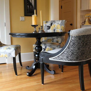 ポートランドの小さいコンテンポラリースタイルのLDKの画像 (黄色い壁、淡色無垢フローリング)