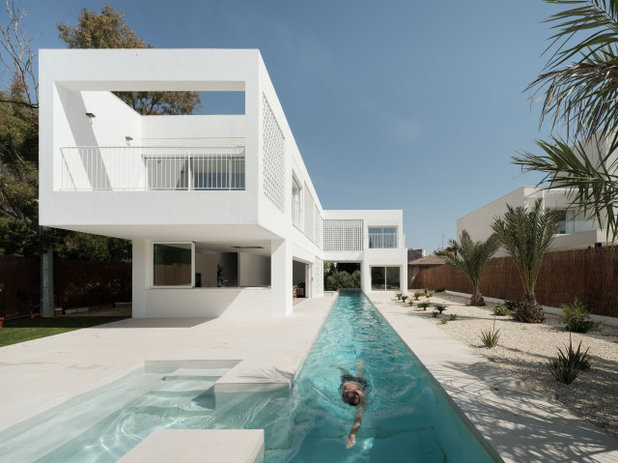 Moderno Piscina by PLAYstudio