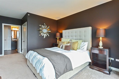 Bedroom - transitional bedroom idea in Chicago