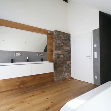 Badezimmer mit freistehender Badewanne