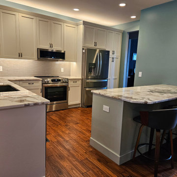 Contemporary Kitchen Remodel Done in Two-Tone Cabinets