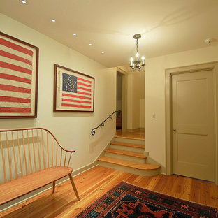 Bild på en vintage hall, med beige väggar, mellanmörkt trägolv och orange golv