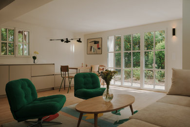 Idée de décoration pour un salon design de taille moyenne et ouvert.