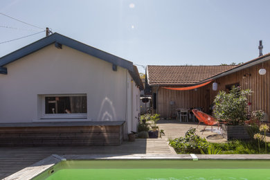 Cette photo montre une maison bord de mer.