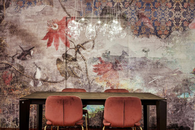 Immagine di una sala da pranzo aperta verso il soggiorno contemporanea di medie dimensioni con pareti multicolore, parquet scuro, pavimento marrone, soffitto ribassato e carta da parati