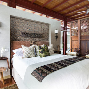 Immagine di una camera da letto etnica di medie dimensioni con pareti grigie e pavimento in legno massello medio
