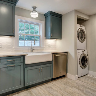 Idéer för ett litet modernt kök, med en rustik diskho, skåp i shakerstil, blå skåp, bänkskiva i återvunnet glas, vitt stänkskydd, stänkskydd i keramik, rostfria vitvaror, klinkergolv i keramik, en köksö och beiget golv