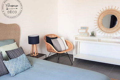Inspiration pour une chambre parentale bohème de taille moyenne avec un mur blanc, un sol en carrelage de céramique et un sol gris.