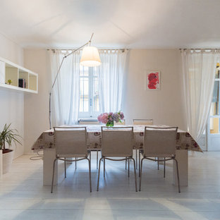 トゥーリンの中サイズのコンテンポラリースタイルのLDKの画像 (白い壁、塗装フローリング)