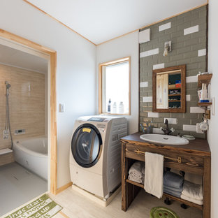 Bäder mit dunklen Holzschränken und Wäscheaufbewahrung Ideen, Design