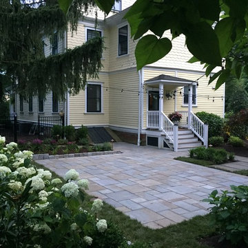 Traditional landscape to comliment a historic home