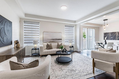 Example of a living room design in Toronto