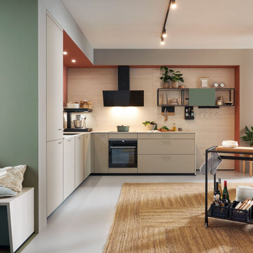 Cuisine dernière génération avec agencements astucieux et façades mates grises.