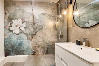 Foto de cuarto de baño actual de tamaño medio con ducha a ras de suelo, baldosas y/o azulejos grises, aseo y ducha, lavabo tipo consola, encimera de acrílico y encimeras blancas