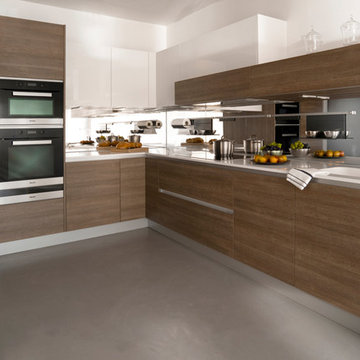 American Oak & White Gloss Handleless Kitchen